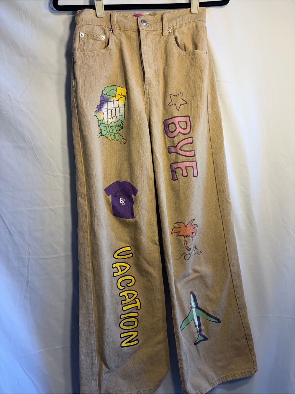 Edikted Beige Casual Jeans with Multicolor Vacation Graphics